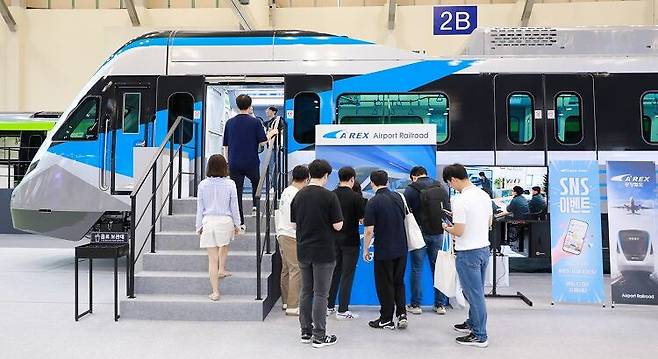 공항철도 홍보부스에서 SNS 이벤트를 진행하고 있다.