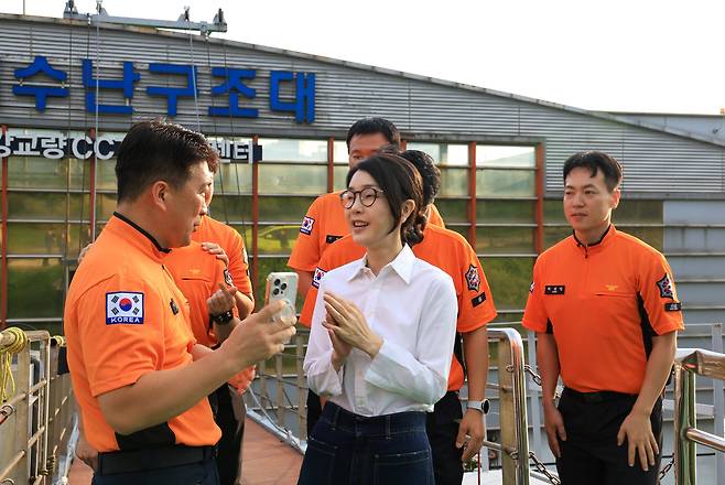 김건희 여사가 지난해 9월 10일 ‘세계 자살 예방의 날’을 맞아 서울 뚝섬 수난구조대 건물 앞에서 근무자들과 대화를 나누고 있다. /뉴스1