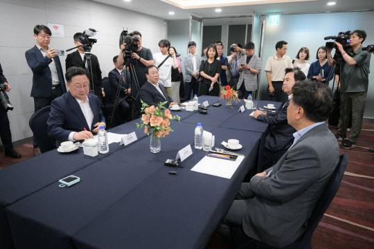 국민의힘 소속 충청권 시도지사들이 19일 오전 세종 어진동 베스트웨스턴호텔에서 조찬 회동을 갖고 있다. 세종시