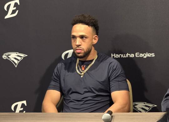 한화 이글스의 새 외국인 타자 루이스 리베라토가 20일 대전한화생명볼파크 프레스룸에서 취재진과 인터뷰를 하고 있다. 이성현 기자