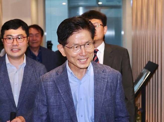 김문수 전 대선 후보가 20일 오전 서울 여의도 국회 인근 식당에서 차명진·박계동 전 의원 등 캠프 관계자들과 식사를 위해 이동하고 있다. ⓒ 뉴시스