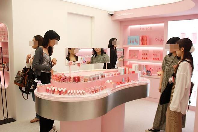 어뮤즈 대표 상품들을 둘러보고 있는 관광객들. ⓒ데일리안 남가희 기자