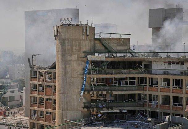 19일(현지시간) 이스라엘 남부 베르셰바에 있는 소로카병원 단지 내 건물이 이란의 미사일 공격을 받아 초토화된 가운데 잔해 더미 속에서 검은 연기가 피어오르고 있다. ⓒ AP/뉴시스