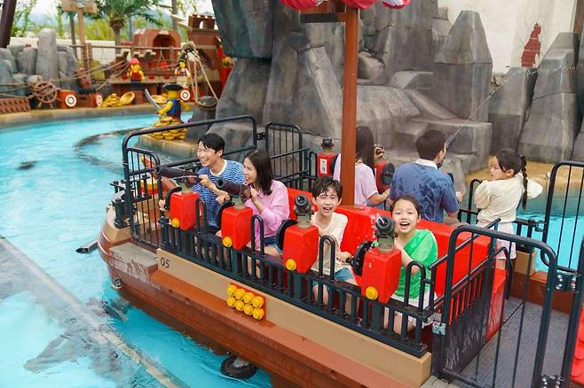 여름철 인기 놀이기구인 ‘스플래쉬 배틀’.