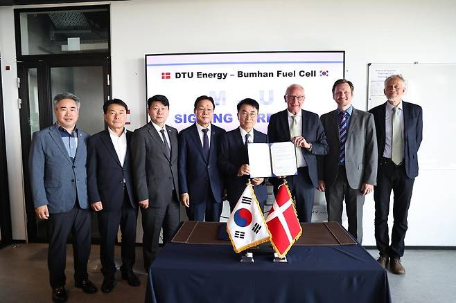 17일(현지 시간) 덴마크 코펜하겐 덴마크공과대 에너지연구소에서 열린 국제공동연구 협력 양해각서(MOU) 체결식에 참석한 관계자들이 기념촬영을 하고 있다. 왼쪽에서 세 번째부터 박민원 국립창원대 총장, 박완수 경남도지사, 정영식 범한퓨얼셀 회장, 쇠렌 린데로트 덴마크공대 에너지연구소장. 경남도 제공