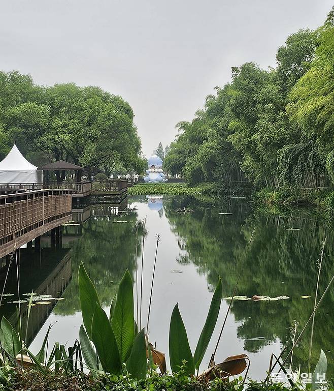 진주의 관광 캐릭터 ‘하모’를 초전공원에 배치한 2025대한민국정원산업박람회.  진주=김선미 기자 kimsunmi@donga.com
