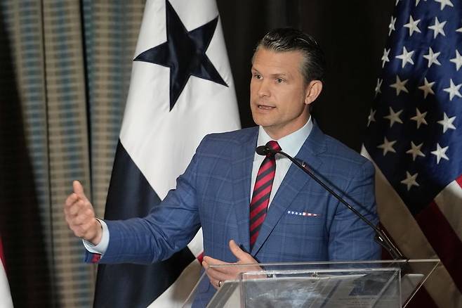 피트 헤그세스 미국 국방장관이 9일(현지 시간) 파나마 수도 파나마시티에서 기자회견하고 있다. 2025.04.10. [파나마시티=AP/뉴시스]