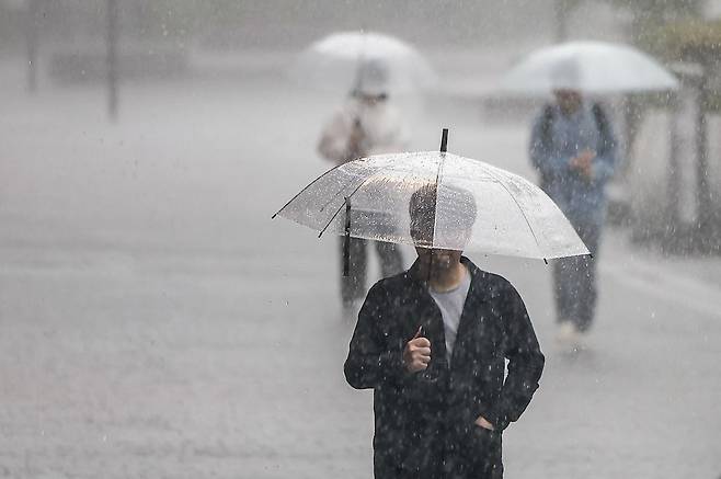 16일 서울 종로구 광화문광장에 폭우가 쏟아지고 있다. 2025.05.16. [서울=뉴시스]