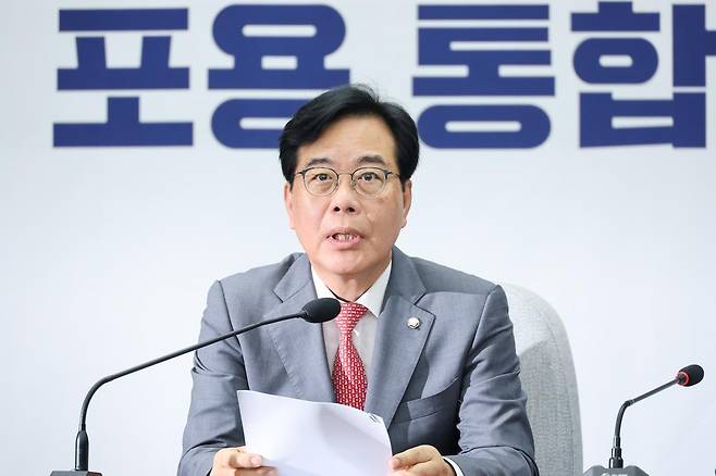 송언석 국민의힘 원내대표가 20일 오전 서울 여의도 국회에서 열린 원내대책회의에 참석해 모두 발언하고 있다. 뉴스1