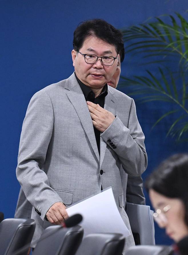 이한주 국정기획위원장이 20일 오전 서울 종로구 정부서울청사 창성동 별관에서 열린 검찰청 업무보고에 참석하고 있다. 2025.6.20/사진공동취재단