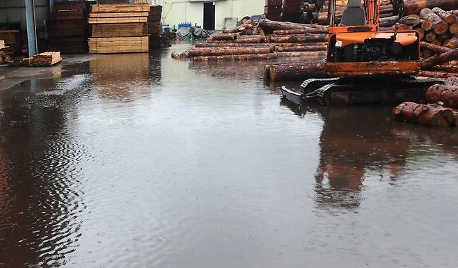 수도권에 호우 특보가 내려진 30일 오전 인천 서구 오류동의 저지대에 위치한 공장 일부가 물에 잠겨 있다. 2025.06.20 뉴시스