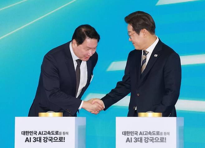 이재명 대통령이 20일 울산전시컨벤션센터에서 열린 울산 AI데이터센터 출범식에서 세리머니를 한 뒤 최태원 SK그룹 회장과 악수하고 있다. 2025.06.20. [울산=뉴시스]