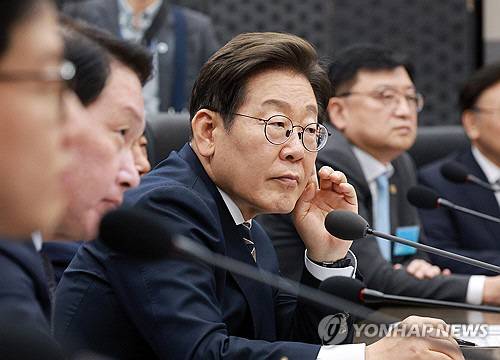 이재명 대통령이 20일 울산전시컨벤션센터에서 열린 인공지능(AI) 글로벌 협력 기업 간담회에서 참석자 발언을 듣고 있다. 연합뉴스