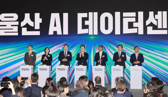 이재명 대통령이 20일 울산전시컨벤션센터에서 열린 울산 인공지능(AI) 데이터 센터 출범식에서 참석자들과 함께 기념 세리머니에 참여하고 있다. 왼쪽부터 안덕근 산업통상자원부 장관, 최민희 국회 과학기술정보방송통신위원장, 최태원 SK그룹 회장, 이 대통령, 아마존웹서비스(AWS) 프라사드 칼야나라만 인프라 총괄 대표, 유상임 과학기술정보통신부 장관, 김두겸 울산광역시장. 연합뉴스