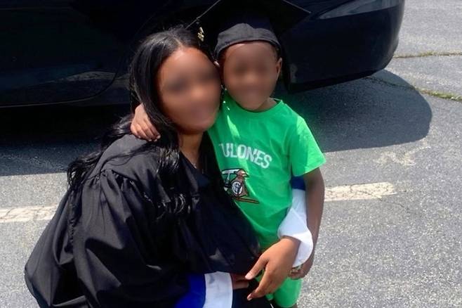 뇌사 상태에 빠졌던 미국 조지아주의 여성 아드리아나 스미스가 제왕절개로 아이를 낳고 숨을 거뒀다. 사진은 첫째 아이와 스미스. 사진=11 얼라이브 캡처