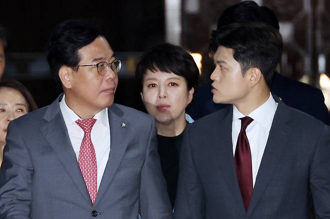 국민의힘 김용태 비상대책위원장과 송언석 원내대표가 20일 서울 여의도 국회에서 열린 '비리백화점 이재명 정부 인사청문회 대책 긴급 의원총회'에 참석하며 대화하고 있다.(사진=연합뉴스)