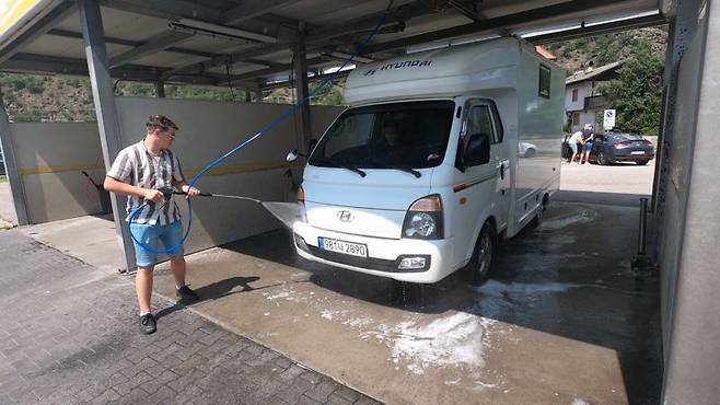 세차를 돕겠다고 말을 걸어온 벨기에 청년들. 사진=김태원(tan)