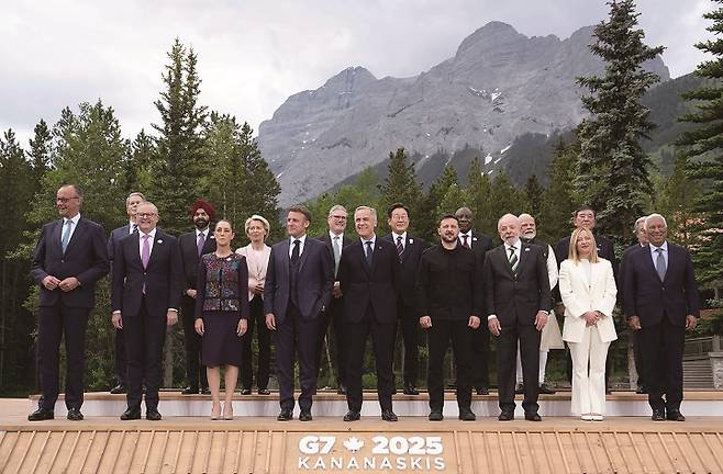 이재명 대통령이 6월 17일(현지시간) 캐나다 앨버타주 카나나스키스 주요 7개국(G7) 정상회의장에서 의장국 마크 카니 캐나다 총리를 비롯한 초청국 정상들과 함께 기념촬영을 하고 있다. 사진 뉴시스