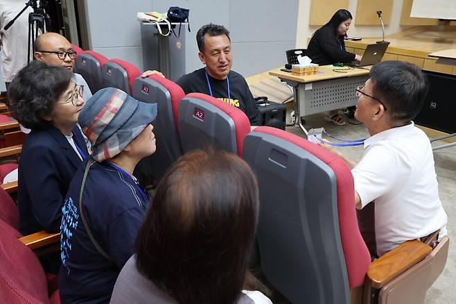 ‘2025 솔라시 포럼 개막 대토론회’는 이어 공론장으로 이어졌다. 참가자들은 삼삼오오 모여 앉아 “시민들은 왜 광장에 나왔을까?” “우리는 이후를 어떻게 함께 만들 수 있을까?” 등의 질문에 대해 서로의 경험과 질문을 공유했다.