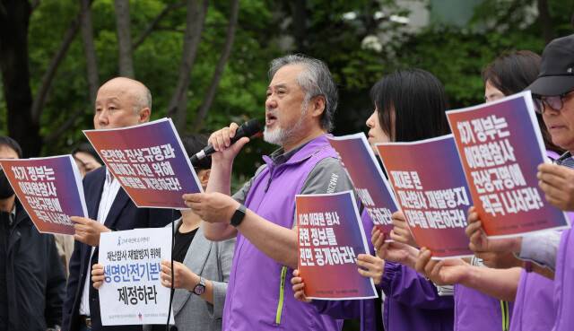 10.29 이태원 참사 유가족 등이 20일 오전 서울 광화문 광장에서 기자회견을 열어 21대 대선 요구안을 발표하고 있다. 신소영 기자 viator@hani.co.kr
