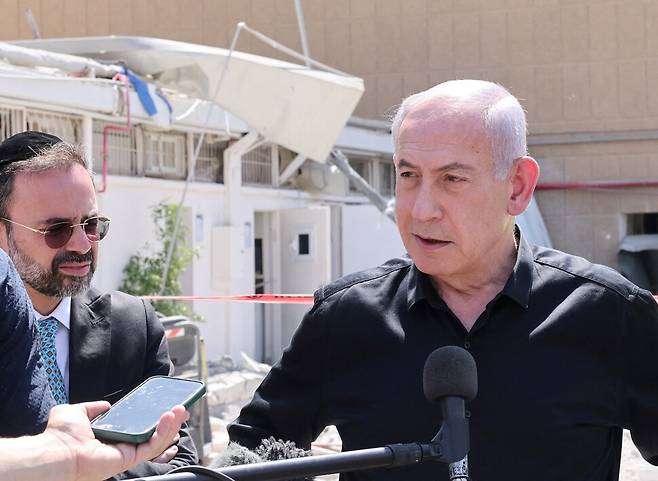 베냐민 네타냐후 이스라엘 총리가 19일(현지시각)  이란이 발사한 미사일에 파괴된 소로카 병원 단지를 방문했다. 로이터 연합뉴스