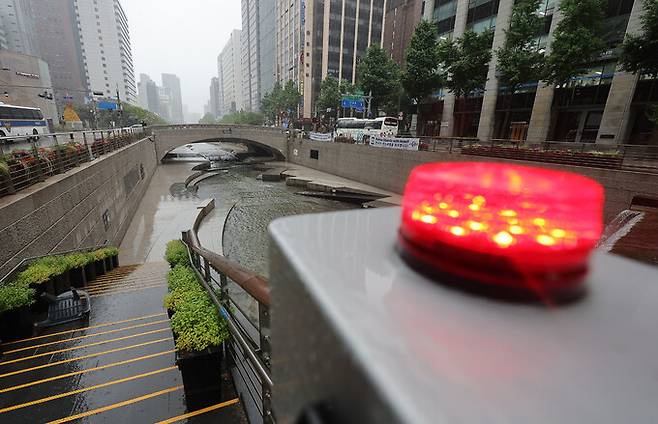 서울 전역에 호우주의보가 내려진 20일 서울 청계천 산책로 출입이 통제되고 있다. 연합뉴스