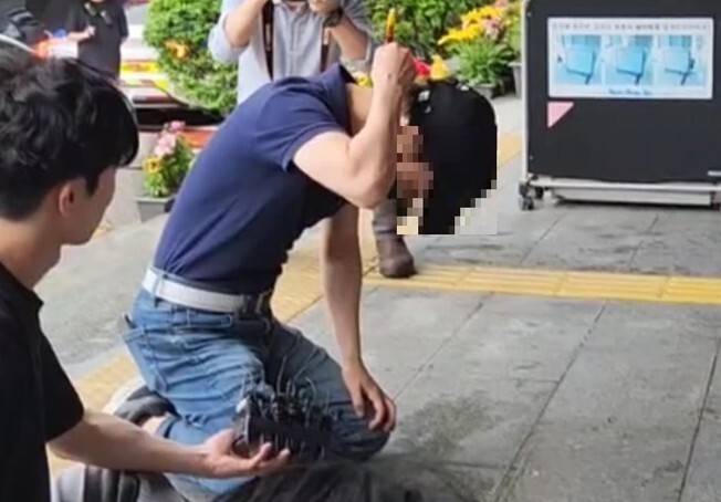 서울 서초구 강남역 인근 한 건물 옥상에서 의대생 최아무개(26)씨가 여자친구를 살해한 사건의 피해자 유족이 20일 오전 서울 서초경찰서 앞에서 범행 상황을 재연하고 있다. 장종우 기자