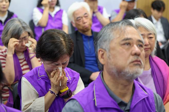 이태원 참사 유가족들이 2025년 6월17일 서울 중구 ‘10·29 이태원 참사 특별조사위원회’ 대회의실에서 회의를 방청하며 눈물을 흘리고 있다. 한겨레 김영원 기자