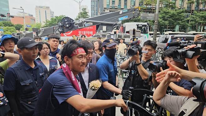 김형수 전국금속노조 거제통영고성조선하청지회장이 2025년 6월19일 오후 서울 중구 한화빌딩 앞 철탑에서 내려온 뒤 동료들과 인사하고 있다.