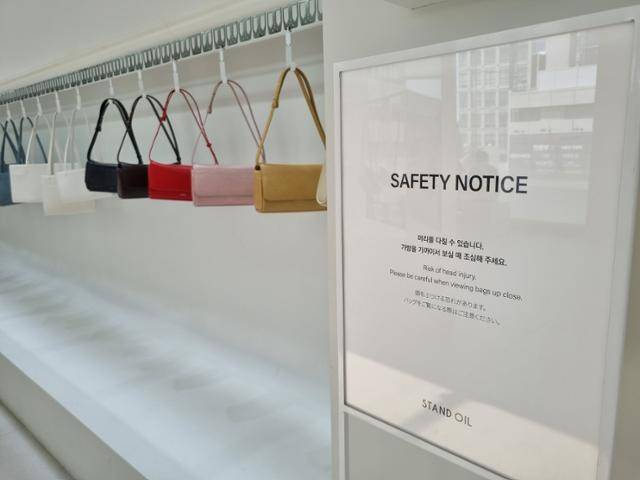서울 성동구 성수동에 위치한 '스탠드 오일' 매장 내 안내문에 한국어, 영어, 일본어가 병기돼 있다. '스탠드 오일'은 일본인 관광객이 즐겨 찾는 국내 가방 브랜드다. 송옥진 기자