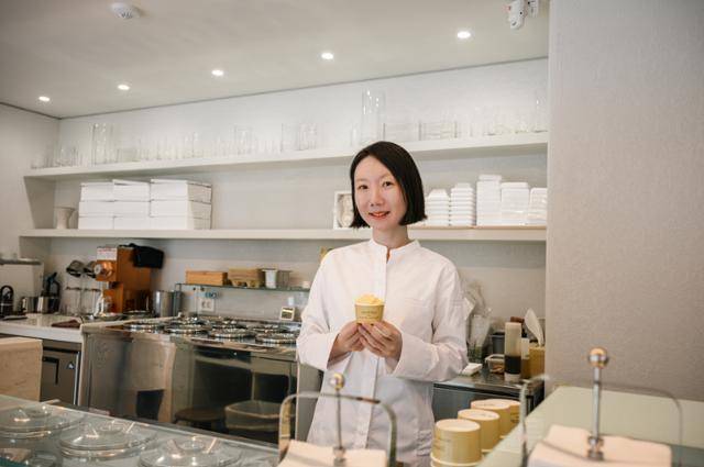 서울 강남구 삼성동 젤라토 전문점 '젠제로'의 권정혜 셰프가 직접 만든 젤라토를 들고 있다. 장준우 제공