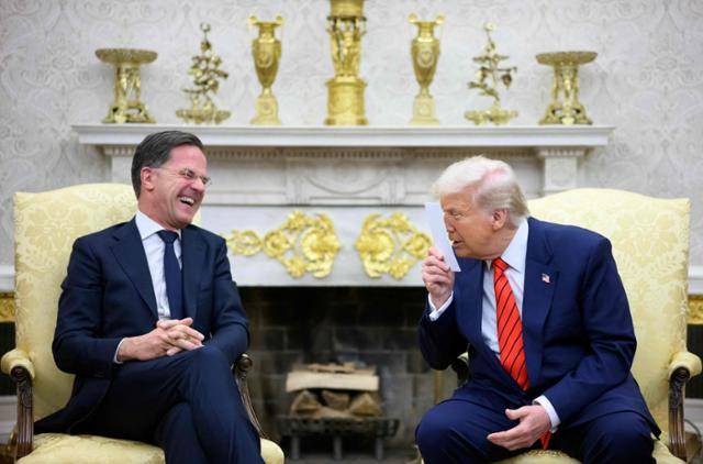 마르크 뤼터(왼쪽) 북대서양조약기구(NATO·나토) 사무총장이 지난 3월 13일 워싱턴 백악관에서 도널드 트럼프 미국 대통령과 만나 대화하고 있다. 워싱턴=AFP 연합뉴스