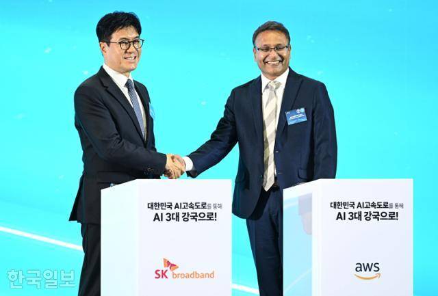 박진효 SK브로드밴드 사장과 아마존웹서비스(AWS) 프라사드 칼야나라만 인프라 총괄 대표가 20일 울산전시컨벤션센터에서 열린 '대한민국 AI 고속도로, 울산 AI데이터센터 출범식'에서 'SK-AWS 서명식'을 마친 뒤 악수하고 있다. 울산=왕태석 선임기자