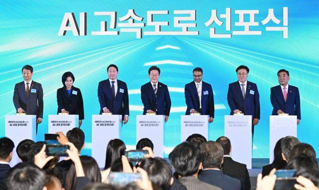 이재명 대통령이 20일 울산전시컨벤션센터에서 열린 '대한민국 AI 고속도로, 울산 AI데이터센터 출범식'에서 참석자들과 함께 기념 세리머니에 참여하고 있다. 왼쪽부터 안덕근 산업통상자원부 장관, 최민희 국회 과학기술정보방송통신위원장, 최태원 SK그룹 회장, 이 대통령, 프라사드 칼야나라만 아마존웹서비스(AWS) 인프라 총괄 대표, 유상임 과학기술정보통신부 장관, 김두겸 울산광역시장. 왕태석 선임기자