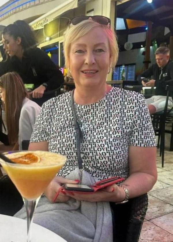 이본 포드(59)는 휴가 중 길을 지나던 개에게 가볍게 할퀴인 뒤 몇 달 뒤 광견병으로 사망했다./사진=더 선