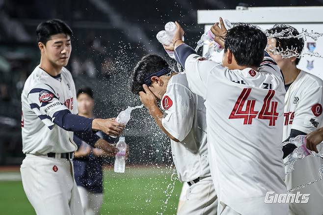 데뷔 첫 선발 출전에서 스리런홈런 포함 4출루, 안방에선 투수 홍민기와 좋은 호흡을 보여준 신인 포수 박재엽. 올 시즌 도약 가능성을 보여준 '아픈 손가락' 윤성빈(왼쪽)이 물 세례로 축하하고 있다. 사진=롯데 자이언츠