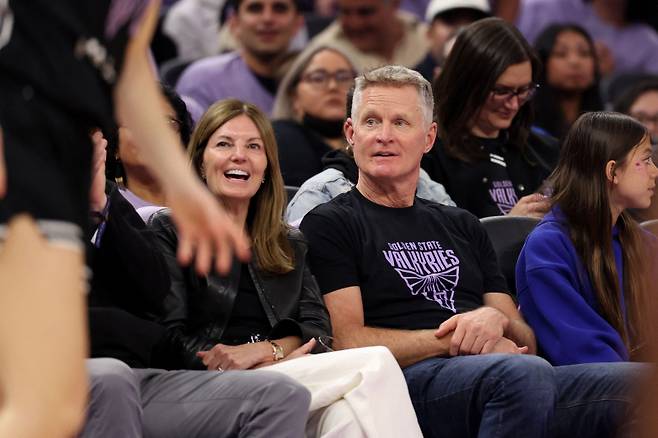 <yonhap photo-4216="">10년 넘게 골든스테이트 워리어스를 이끌고 있는 스티브 커 감독. [AFP=연합뉴스]</yonhap>