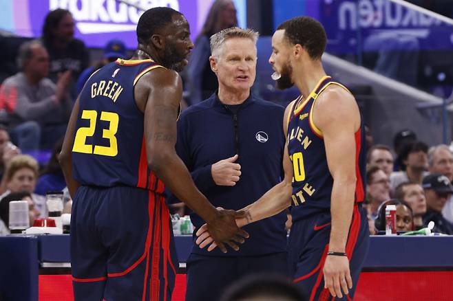 <yonhap photo-3673=""> Golden State Warriors head coach Steve Kerr, center, speaks with forward Draymond Green (23) and guard Stephen Curry (30) during the first half of an NBA basketball game against the New York Knicks in San Francisco, Saturday, March 15, 2025. (Santiago Mejia/San Francisco Chronicle via AP) MANDATORY CREDIT: PHOTOGRAPHER AND SAN FRANCISCO CHRONICLE; SAN JOSE MERCURY NEWS OUT; EAST BAY TIMES OUT; MARIN INDEPENDENT JOURNAL OUT; SAN FRANCISCO EXAMINER OUT/2025-03-16 13:39:31/ <저작권자 ⓒ 1980-2025 ㈜연합뉴스. 무단 전재 재배포 금지, AI 학습 및 활용 금지></yonhap>