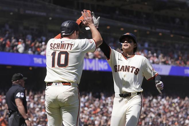 <yonhap photo-1428=""> San Francisco Giants' Casey Schmitt (10) celebrates with Jung Hoo Lee after both scored on Wilmer Flores' two-run double during the seventh inning of a baseball game against the Cleveland Guardians in San Francisco, Thursday, June 19, 2025. (AP Photo/Jeff Chiu)/2025-06-20 07:20:09/ <저작권자 ⓒ 1980-2025 ㈜연합뉴스. 무단 전재 재배포 금지, AI 학습 및 활용 금지></yonhap>