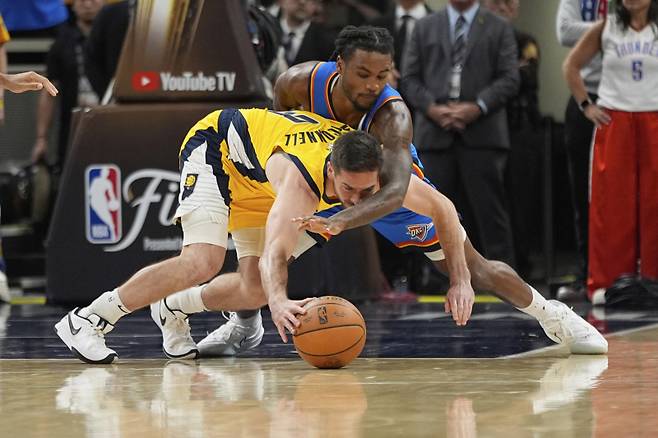 <yonhap photo-2421=""> Oklahoma City Thunder guard Cason Wallace , right, and Indiana Pacers guard T.J. McConnell battle for the ball during the second half of Game 6 of the NBA Finals basketball series, Thursday, June 19, 2025, in Indianapolis. (AP Photo/Abbie Parr)/2025-06-20 11:37:30/ <저작권자 ⓒ 1980-2025 ㈜연합뉴스. 무단 전재 재배포 금지, AI 학습 및 활용 금지></yonhap>