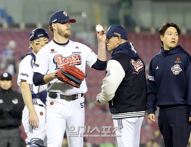 2025 KB0리그 프로야구 두산 베어스와 키움 히어로즈의 경기가 3일 오후 서울 잠실야구장에서 열렸다. 7회초 무사 3루 선발 콜어빈이 교체되고 있다. 잠실=김민규 기자 /2025.04.03/