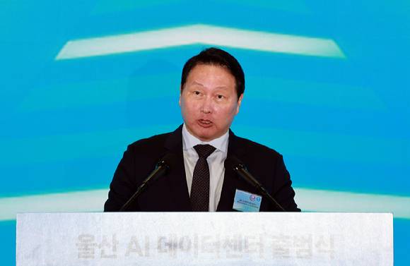 최태원 SK그룹 회장 겸 대한상공회의소 회장이 20일 울산전시컨벤션센터에서 열린 울산 인공지능(AI) 데이터센터 출범식에서 환영사를 하고 있다. 2025.6.20 [사진=연합뉴스]