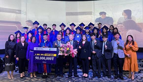 김윤배(맨 앞줄 왼쪽 여섯번째) 총장이 한몽골학교 졸업식에 참석해 장학증서를 수여한 뒤 학생들과 기념 사진을 찍고 있다. [사진=청주대학교]