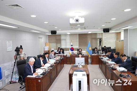 경제산업위원회 행정감사가 진행되고 있다. [사진=포항시의회]