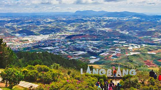 베트남 달랏은 해발 1500m 고원지대에 자리한 도시다. 여름엔 시원하고 겨울엔 포근해 여행지로 인기가 높다. 한여름에도 최고 기온이 30도를 넘지 않는다. 사진은 랑비앙산 정상에서 본 달랏의 풍경. 달랏 도심과 너른 들판을 한눈에 담을 수 있다.