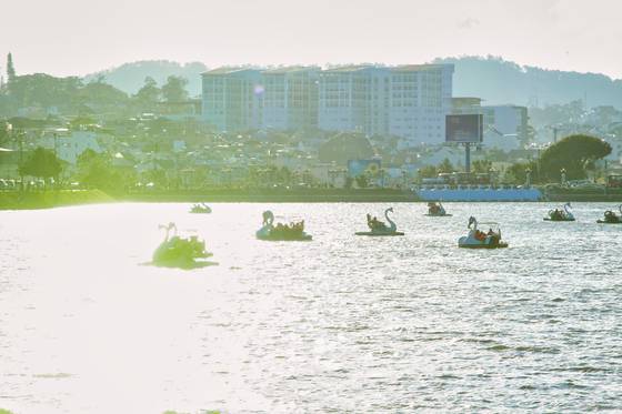 쑤언흐엉 호수. 백조 모양의 보트가 이곳의 명물이다.