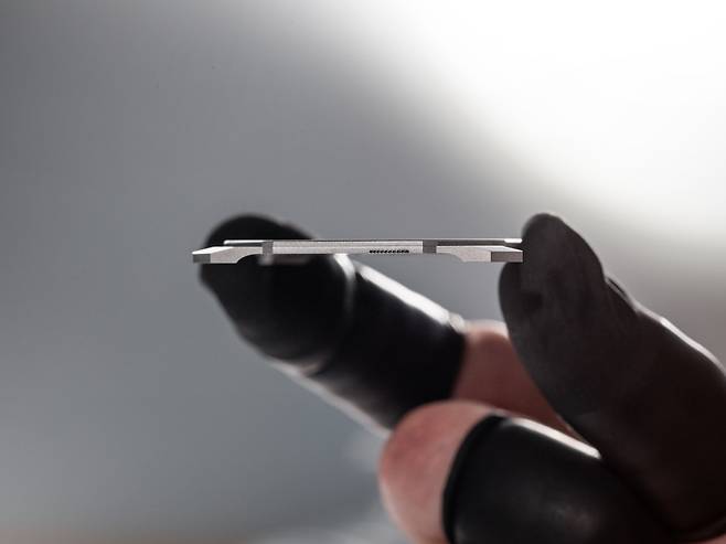 무브먼트를 포함한 시계 전체가 2mm도 안된다. 사진 불가리