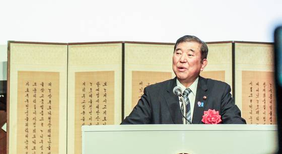 이시바 시게루 일본 총리가 19일 호텔뉴오타니 도쿄에서 열린 주일 한국대사관 주최 한일 국교 정상화 60주년 기념 리셉션에서 축사하고 있다.[연합뉴스]