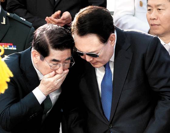 2024년 10월 1일 오후 서울 광화문에서 열린 제76주년 국군의 날 시가행진 행사에서 윤석열 전 대통령(오른쪽)이 김용현 전 국방부장관의 이야기를 듣고 있다. 대통령실사진기자단