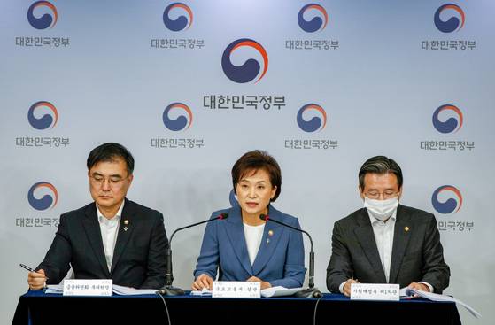 김현미 전 국토교통부 장관(가운데)이 2020년 6월 17일 오전 서울 종로구 정부서울청사에서 주택시장 과열요인 관리방안을 발표하고 있다. 왼쪽부터 손병두 전 금융위원회 부위원장, 김 전 장관, 김용범 전 기획재정부 1차관. 문재인 정부의 21번째 부동산 대책인 해당 관리방안에는 수도권과 대전, 청주 대부분 지역을 규제 지역으로 지정하고 주택담보대출(주담대)을 이용한 갭투자를 전면 차단해 집값 과열을 막겠다는 계획이 담겼다. 뉴스1